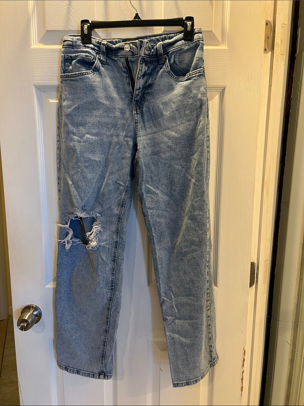Light Wash Women’s High Rise Jeans with Floral Patchback Pockets - Picture 3 of 7